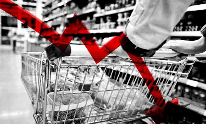 Derrumbe del consumo: las ventas minoristas cayeron casi 3% entre julio y agosto