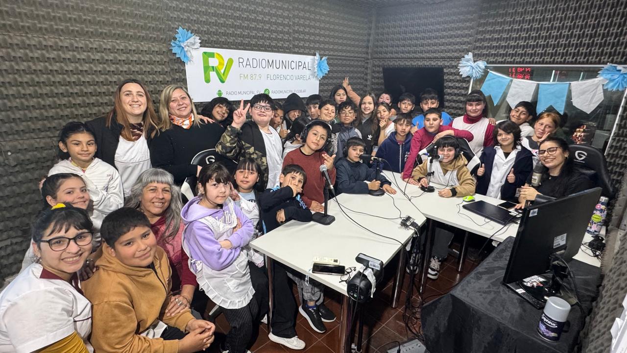 Estudiantes de la EEP N°51 visitaron la Radio Municipal en una nueva jornada de visitas guiadas